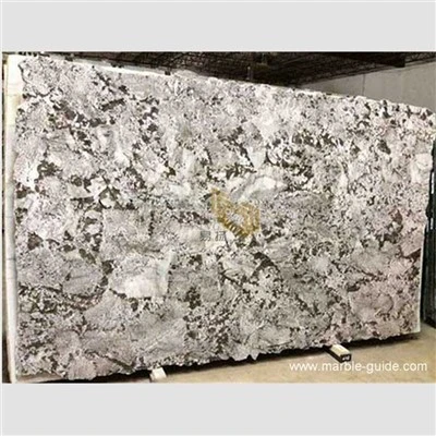 Bianco Antico Granite с тъмни шкафове